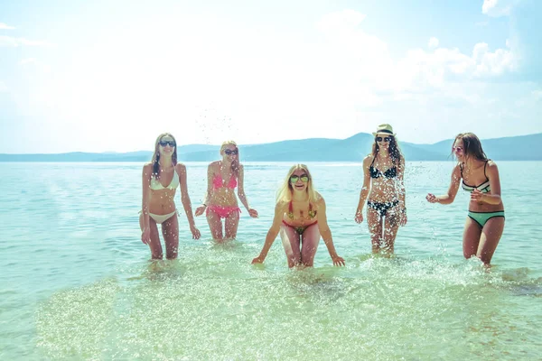 Jeunes Femmes Éclaboussant Eau Amusant — Photo