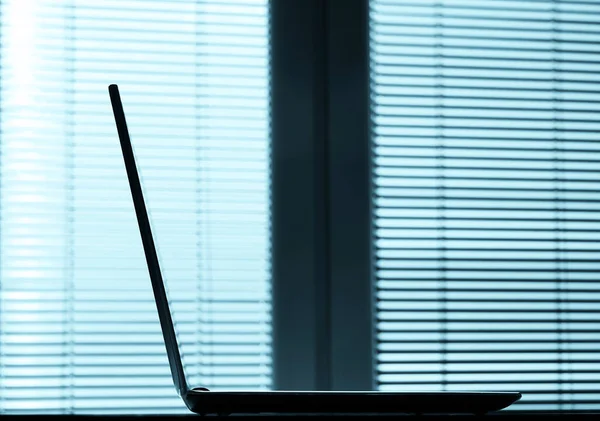Вид Збоку Ноутбука Столі Сучасному Офісі Сліпе Вікно Фоні Порожній — стокове фото