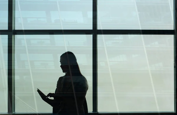 Silhouette Donna Affari Asiatica Che Usa Targa Una Camera Ufficio — Foto Stock