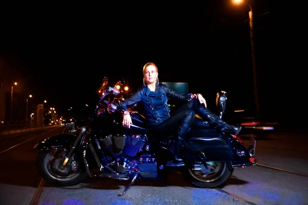 Dziewczyna Motocyklu Poboczu Drogi Światła Nocnego Tła Miasta Młoda Kobieta — Zdjęcie stockowe