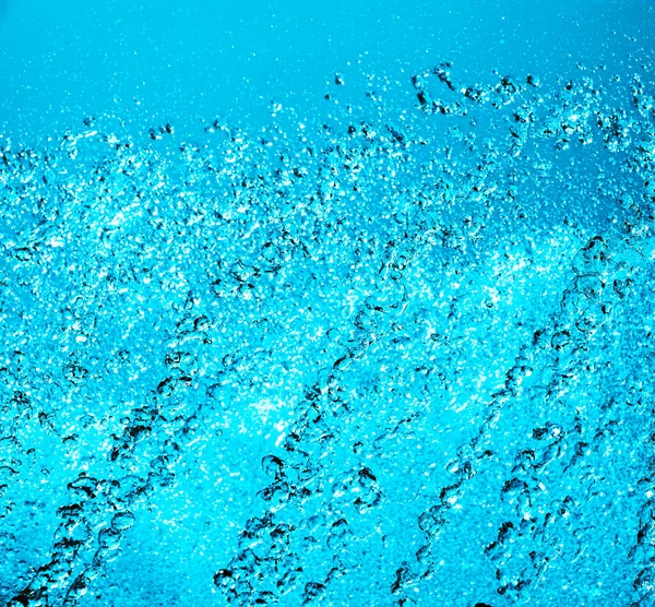 Espalha Água Fonte Fundo Céu Azul Época Verão Jato Água — Fotografia de Stock