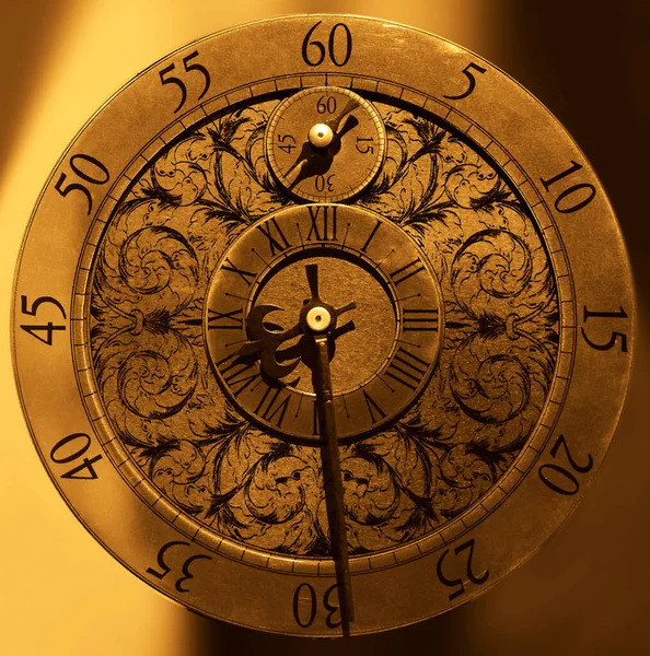 アンティークの古い時計 時計のメカニズム異常な抽象的なテクスチャラウンドパターンの背景を見てください ローマ数字とアラビア数字と黄金の古いファッションクロックダイヤル 時計針ポインタ — ストック写真