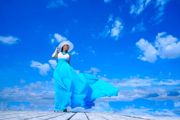 Chica Con Vestido Blanco Azul Está Pie Muelle Madera Sobre — Foto de Stock