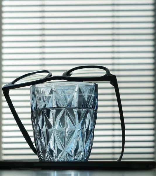 Primer Plano Vasos Teléfono Móvil Vaso Agua Sobre Vidrio Transparente — Foto de Stock