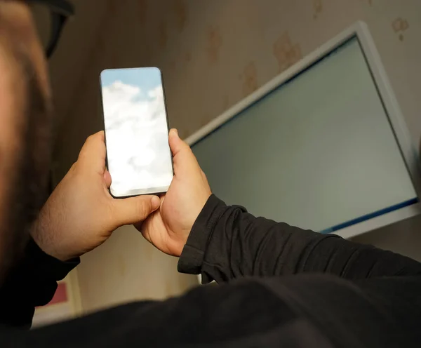 Een Man Met Een Mobieltje Een Bureau Leeg Scherm Lege — Stockfoto