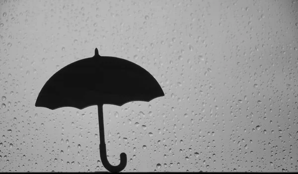 Okno Kroplami Deszczu Znak Symbol Parasola Deszczowa Pogoda — Zdjęcie stockowe