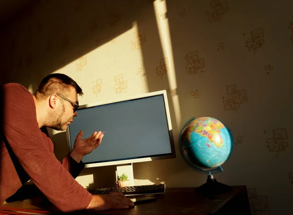 Hombre Usando Computadora Personal Escritorio Oficina Coworking Pantalla Blanco Espacio —  Fotos de Stock