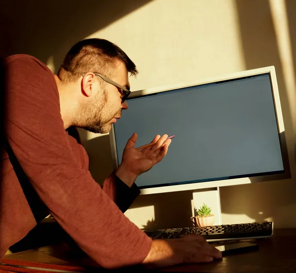 Hombre Usando Computadora Personal Escritorio Oficina Coworking Pantalla Blanco Espacio — Foto de Stock