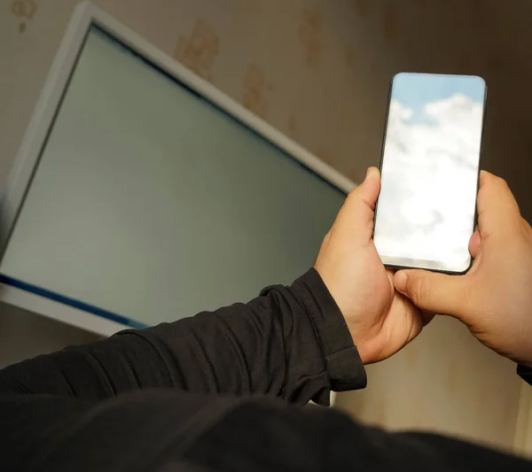 Een Man Met Een Mobieltje Een Bureau Leeg Scherm Lege — Stockfoto