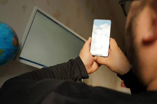 Een Man Met Een Mobieltje Een Bureau Leeg Scherm Lege — Stockfoto