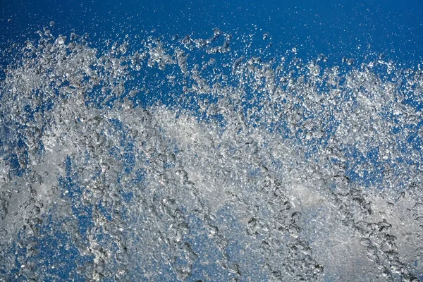 Spritzt Wasser Springbrunnen Vor Blauem Himmel Sommerzeit Wasserstrahl Spritzt Gegen — Stockfoto