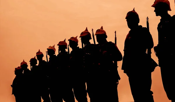 Silhouetten Deutscher Soldaten Oder Offiziere Mit Waffen Bei Sonnenuntergang — Stockfoto
