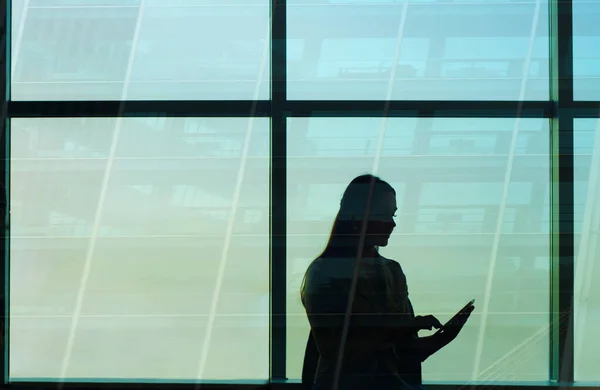 Silhouette Donna Affari Asiatica Che Usa Targa Una Camera Ufficio — Foto Stock