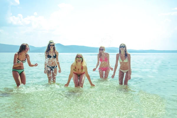 Jeunes Femmes Éclaboussant Eau Amusant — Photo