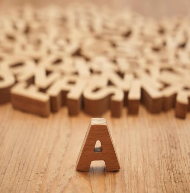 Tahta harf A. Baskı için çeşitli ahşap harflerin koleksiyonu. Okul fikrine dönelim..