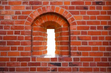 Kırmızı tuğladan bir duvardaki pencere. açık arkaplan.