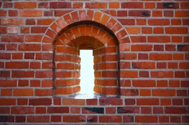 Kırmızı tuğladan bir duvardaki pencere. açık arkaplan.