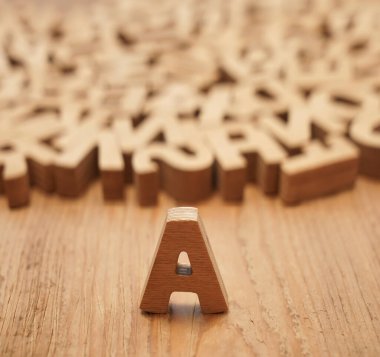 Tahta harf A. Baskı için çeşitli ahşap harflerin koleksiyonu. Okul fikrine dönelim..