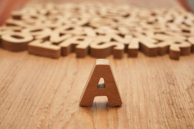 Tahta harf A. Baskı için çeşitli ahşap harflerin koleksiyonu. Okul fikrine dönelim..