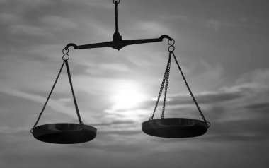 Adalet terazisi - hukuk hukuku kavramı. Bir denge elde taşınır, gökyüzü arka plandır. Zodiac işareti - Terazi.
