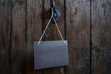 Tahta kapıya boş bir tabak. Yazı yok. ÜTÜRÜNCÜ