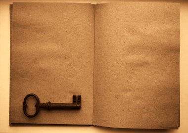 Eski grunge kağıdının dokulu sayfaları ve paslı anahtarıyla Vintage 'ın En İyi Görünümü açık kitabı. Boş boş. kahverengi el işi kağıt.