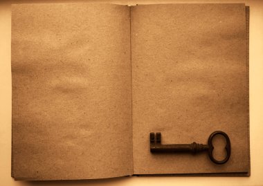 Eski grunge kağıdının dokulu sayfaları ve paslı anahtarıyla Vintage 'ın En İyi Görünümü açık kitabı. Boş boş. kahverengi el işi kağıt.