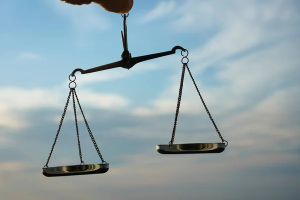 Scales Justice Background Правова Концепція Рівновага Підтримується Вручну Небо Зворотній — стокове фото