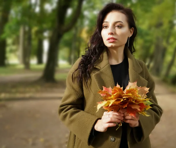 Otoño Mujer Hispana Latina Joven Caminando Por Lago Sosteniendo Hojas —  Fotos de Stock