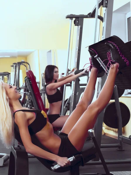 Retrato Adulto Joven Las Niñas Hacen Ejercicios Gimnasio — Foto de Stock