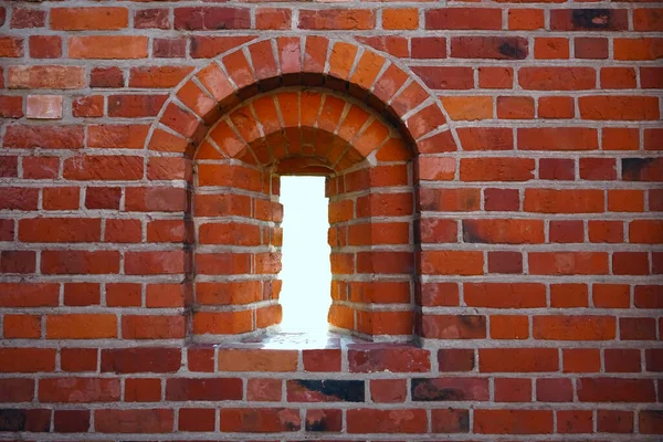 Kırmızı tuğladan bir duvardaki pencere. açık arkaplan.