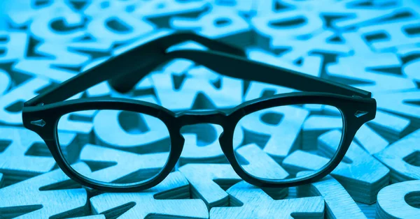 Negro Elegantes Gafas Encuentran Letras Madera Carta Ensayo — Foto de Stock