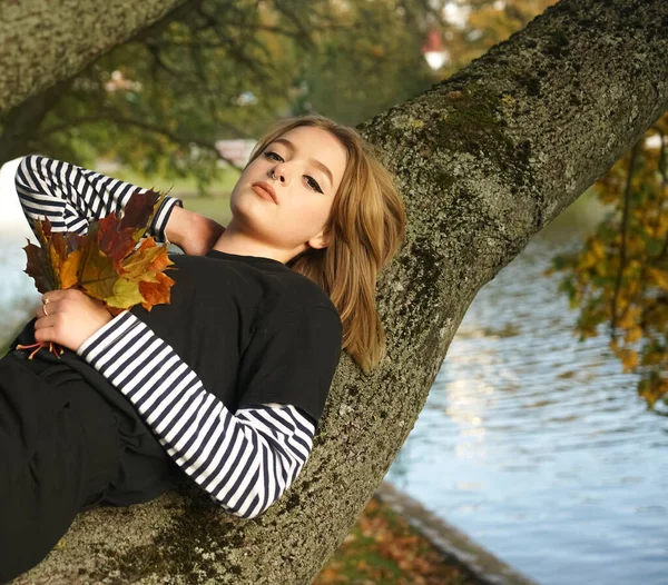 Красива Молода Дівчина Чорній Сукні Розслабляється Стовбурі Дерева Відпочиває Глибоко — стокове фото