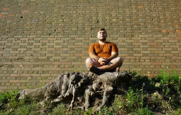 Молодий Красивий Чоловік Сидячи Лісі Закритими Очима Позує Йогу Медитації — стокове фото