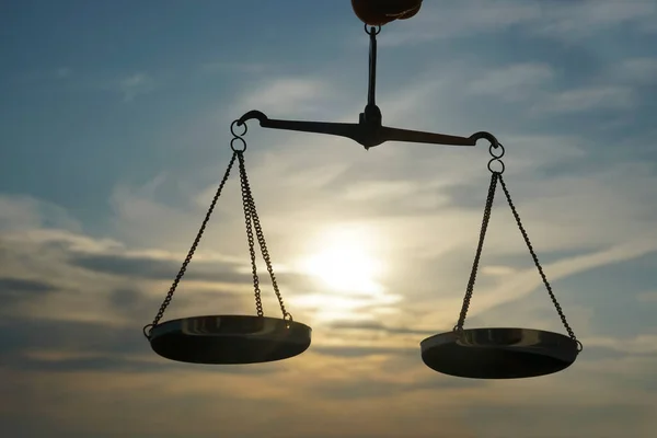Scales Justice Bakgrund Juridiska Begrepp Balans Handhållen Himlen Bakgrund Zodiac — Stockfoto