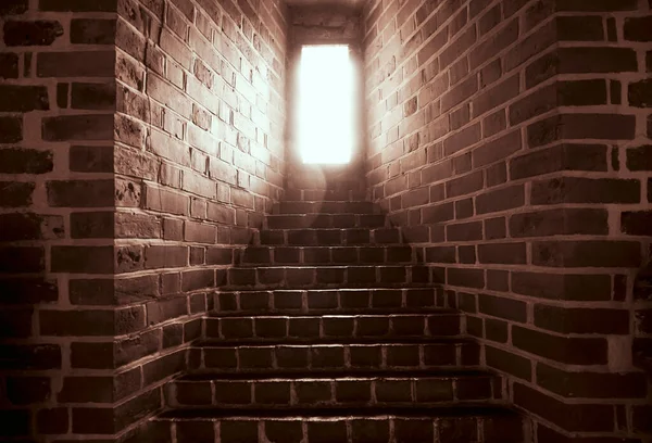 地下から光への階段 ドアの上の階段の反射と上がる木製の古い階段を明らかにするオープンドア 歴史的建造物 — ストック写真