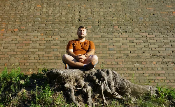 Молодий Красивий Чоловік Сидячи Лісі Закритими Очима Позує Йогу Медитації — стокове фото