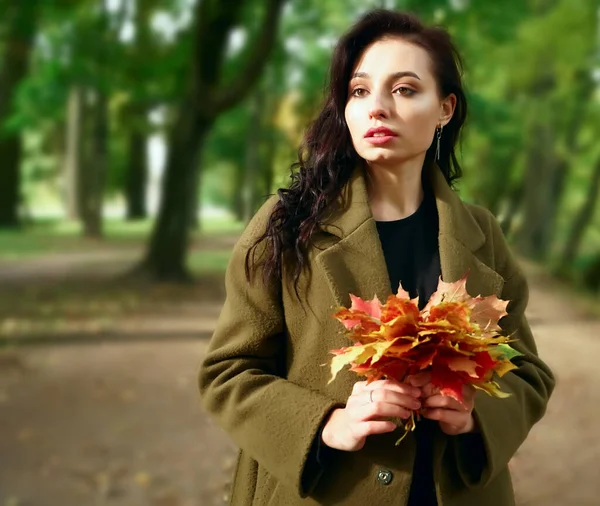 Otoño Mujer Hispana Latina Joven Caminando Por Lago Sosteniendo Hojas —  Fotos de Stock