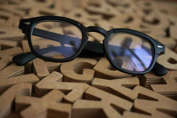 Svart Snygga Glasögon Ligga Träbokstäver Provningsschema — Stockfoto
