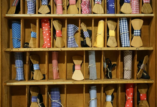 Stylowe Krawaty Chusteczki Muszki Leżą Drewnianych Półkach Mężczyzn — Zdjęcie stockowe