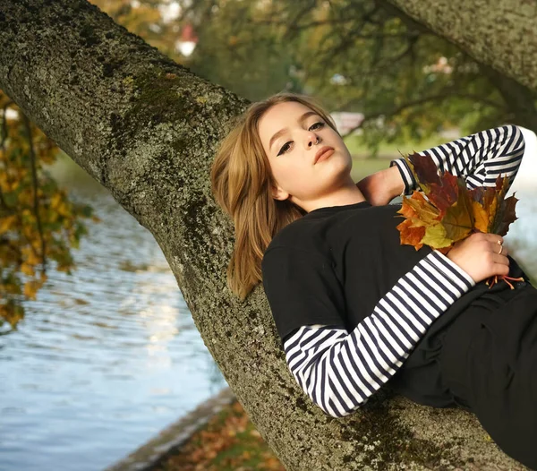 Красива Молода Дівчина Чорній Сукні Розслабляється Стовбурі Дерева Відпочиває Глибоко — стокове фото