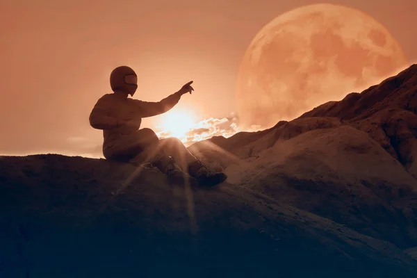 Astronauta Apuntando Hermoso Cielo Con Estrellas Mientras Está Sentado Cima — Foto de Stock
