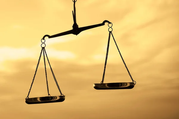 Scales Justice Bakgrund Juridiska Begrepp Balans Handhållen Himlen Bakgrund Zodiac — Stockfoto