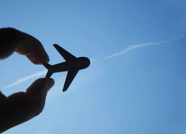 Ręka Trzymająca Żelazną Zabawkę Wakacje Podróże Transport Zabawkowy Samolot Ręku — Zdjęcie stockowe