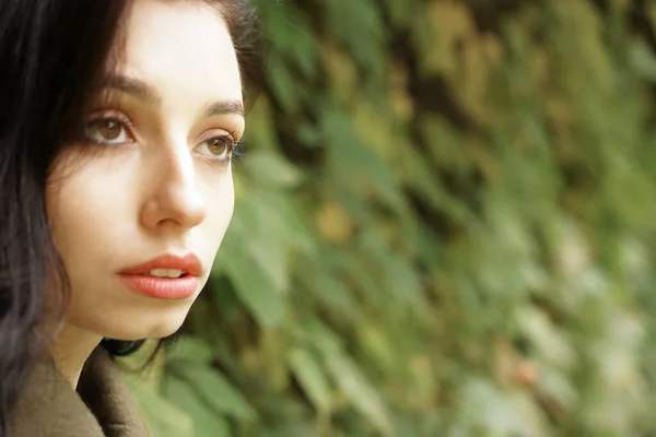 Bonito Jovem Caucasiano Retrato Mulher Casaco Linda Morena Fêmea Espaço — Fotografia de Stock