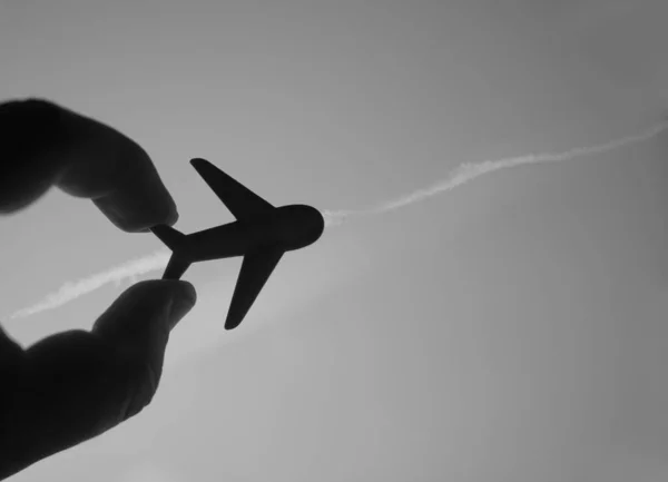 Demir Oyuncak Bir Uçağı Tutan Tatil Seyahat Ulaşım Oyuncak Uçak — Stok fotoğraf