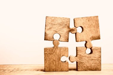 Dört tahta yapboz parçası. bağlantı insanları kavramı