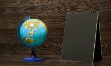 Boş defterin üst görünümü siyah kağıt ve dünya haritası mavi ahşap arkaplan üzerinde mesajınız için boşluk ile. 