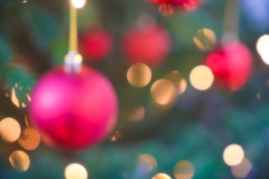 Bulanık yeni yıl ışıkları ve Noel oyuncakları. Yılbaşı ve Noel şenliği. Çelenklerin ve Noel oyuncaklarının soyut arkaplanı.