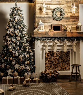 Noel ağacı ve şöminesi olan bir tasarım odası. İç mekan eko tarzı. Noel süslemeli kanepe ve Noel ağacı, modern ve rahat. Mutlu yıllar ve mutlu Noeller.